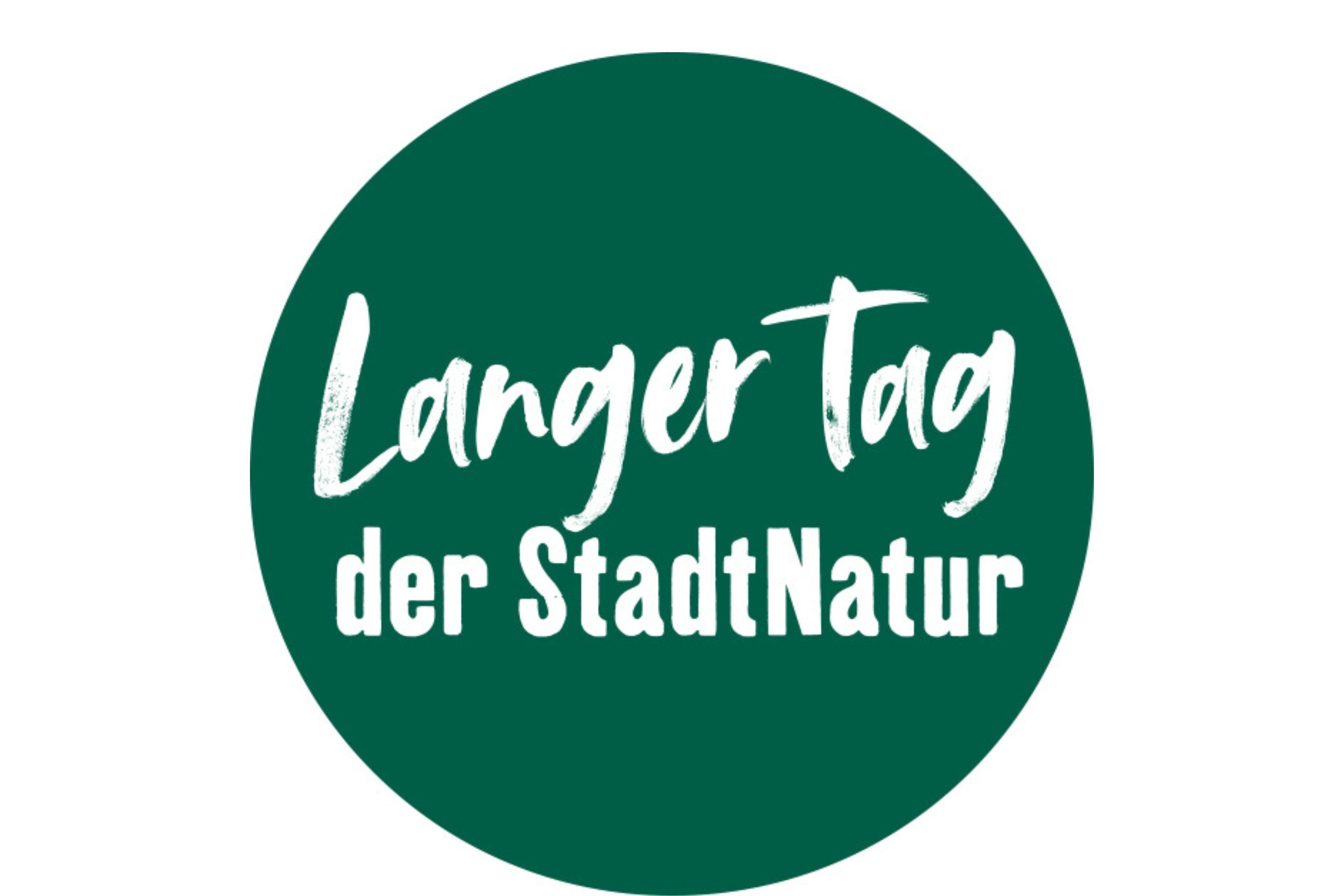 Logo der Veranstaltung; Dunkelgrüner Kreis mit Schriftzug in Weiß "Langer Tag der StadtNatur"