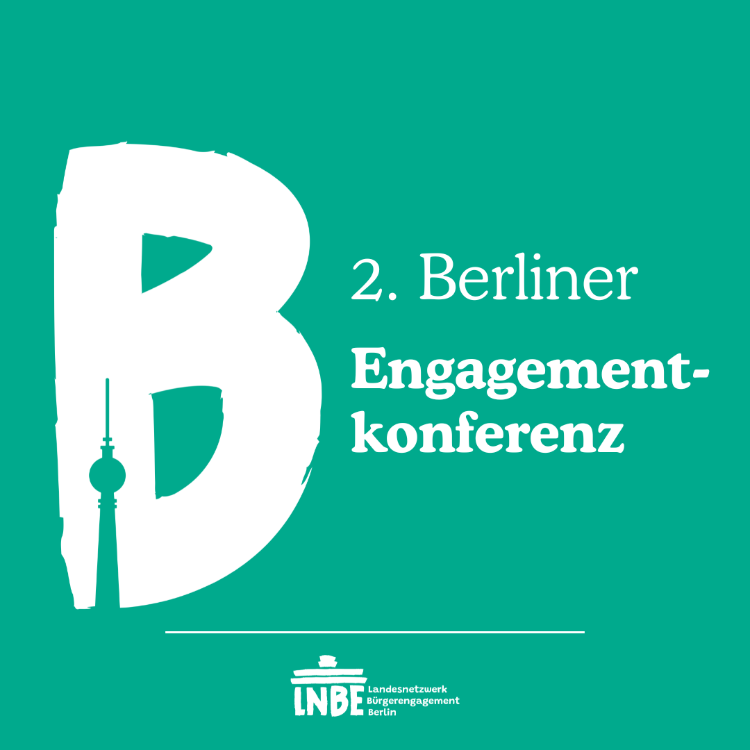 Grünes Banner mit einem großen weißen Buchstaben "B" und der weißen Aufschrift: "2. Berliner Engagementkonferenz – Engagiert für Zusammenhalt und Demokratie."