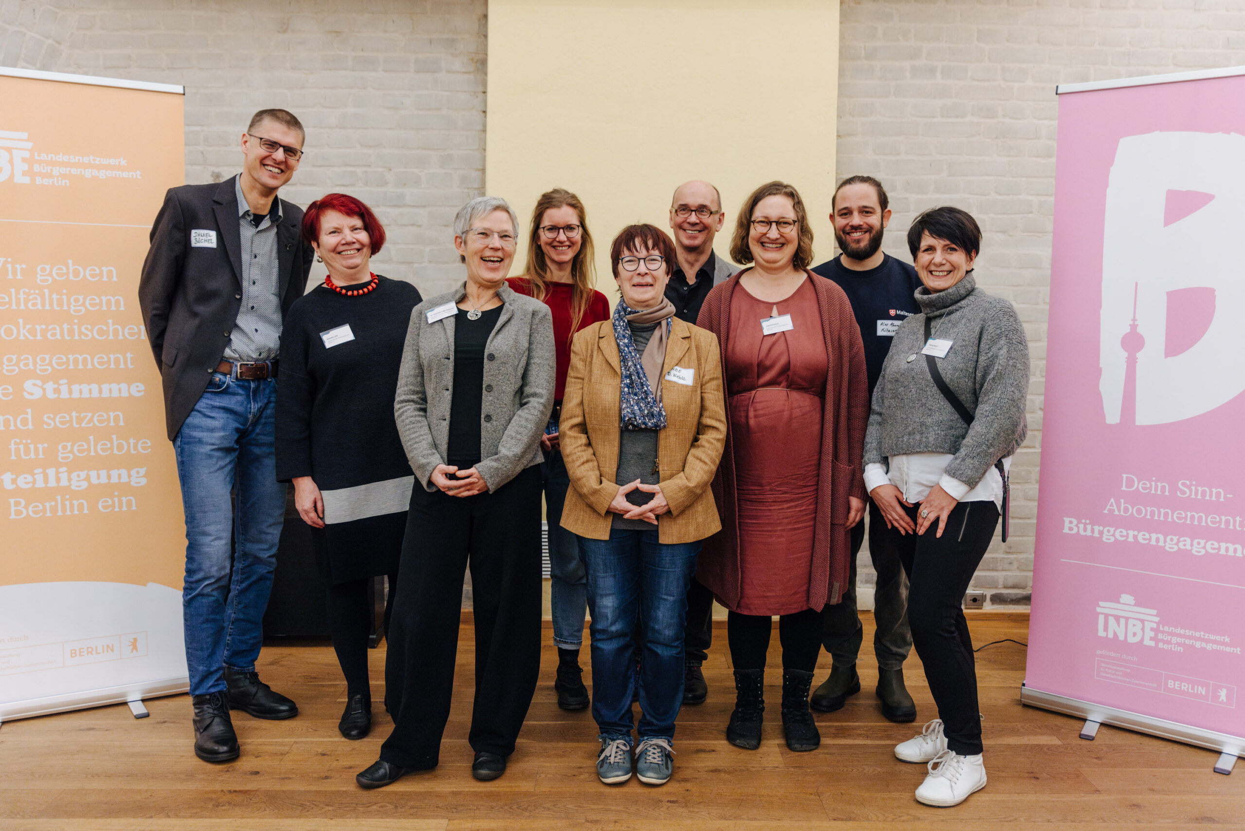 Gruppenbild des Teams der Koordinationsstelle sowie des Sprecher:innenrats des LNBE. Neun Personen – drei Männer und sechs Frauen – lächeln freundlich in die Kamera.